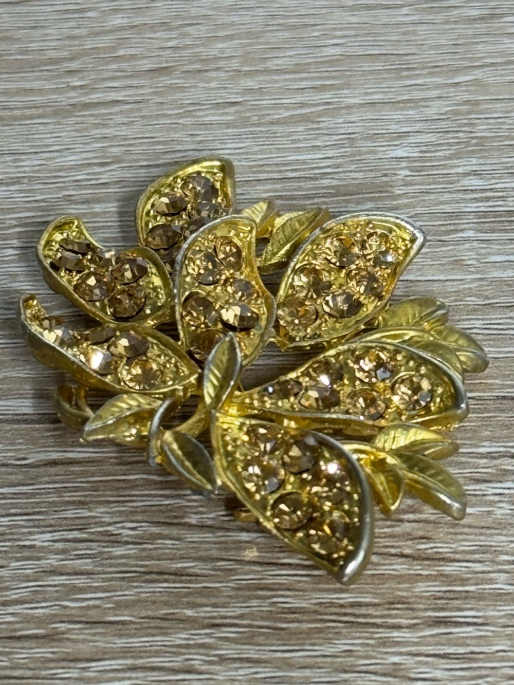 Vintage Leaf Rhinestone Gold Tone Brooch Luminous Sparkly Mid Century 50s 60s - Picture 1 of 8